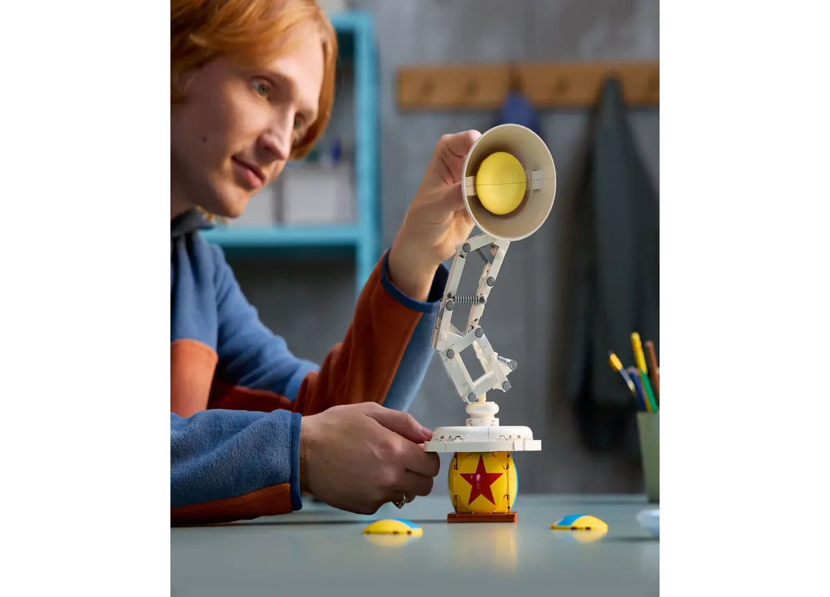Lego Ideas Disney Pixar Luxo Jr. Articulated Lamp Set - 613 Pieces 2